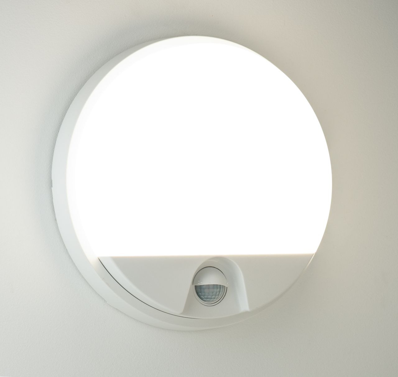 Wand- Deckenleuchte mit Bewegungsmelder 15Watt weiss 1 Wand- Deckenleuchte mit Bewegungsmelder 15Watt weiss